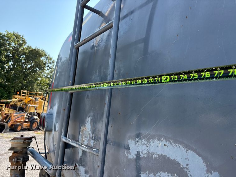 image for item FG0548 1996 Freightliner Cascadia water truck