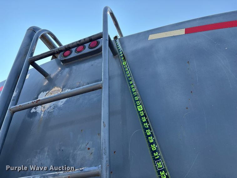 image for item FG0548 1996 Freightliner Cascadia water truck