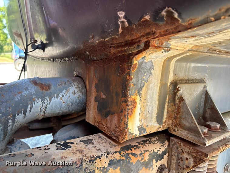 image for item FG0548 1996 Freightliner Cascadia water truck