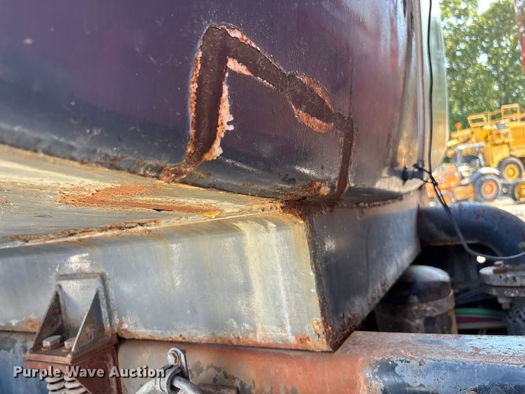 image for item FG0548 1996 Freightliner Cascadia water truck