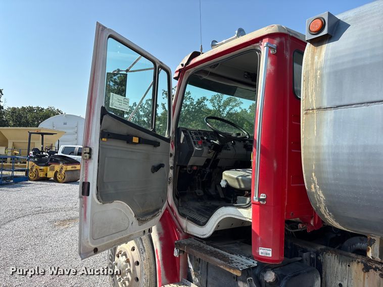 image for item FG0548 1996 Freightliner Cascadia water truck