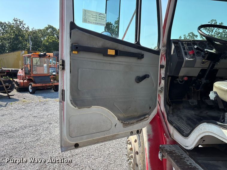 image for item FG0548 1996 Freightliner Cascadia water truck