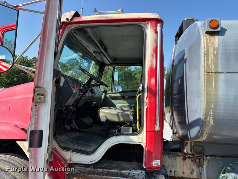 image for item FG0548 1996 Freightliner Cascadia water truck
