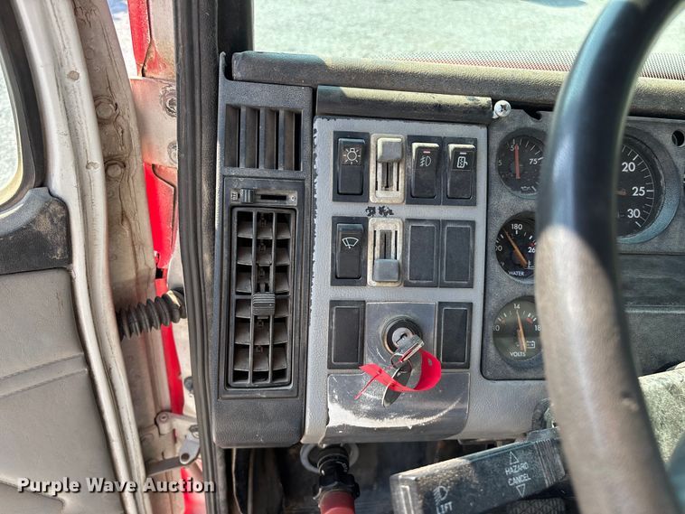 image for item FG0548 1996 Freightliner Cascadia water truck