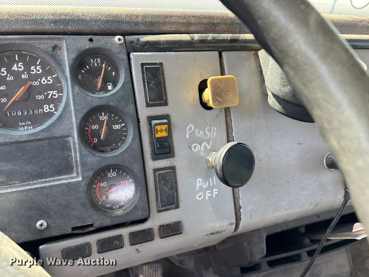 image for item FG0548 1996 Freightliner Cascadia water truck