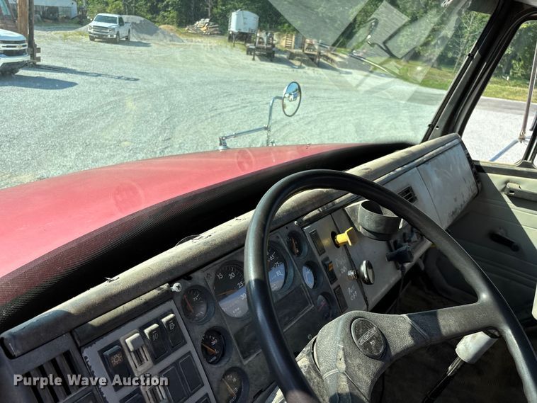 image for item FG0548 1996 Freightliner Cascadia water truck