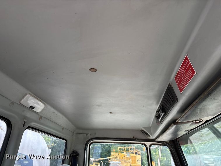 image for item FG0548 1996 Freightliner Cascadia water truck