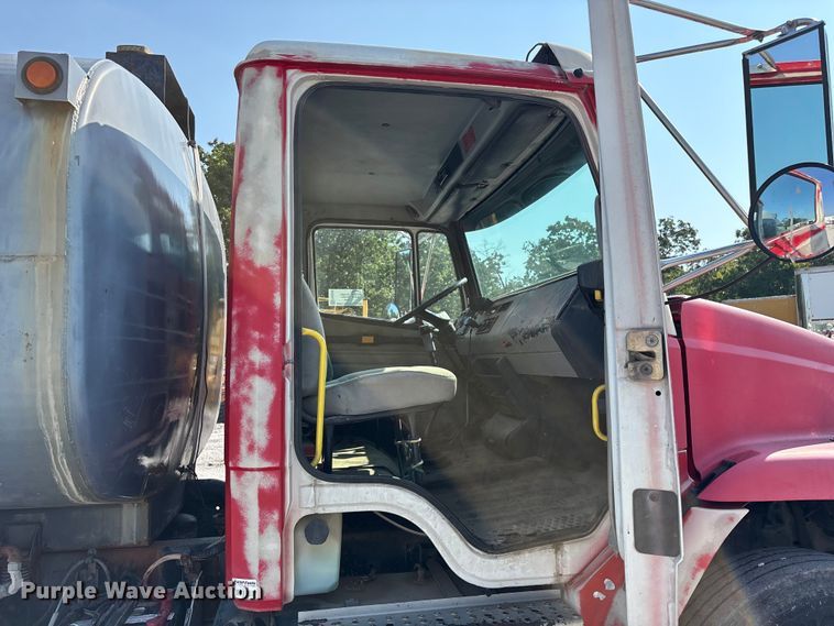 image for item FG0548 1996 Freightliner Cascadia water truck