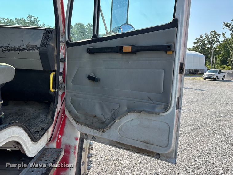 image for item FG0548 1996 Freightliner Cascadia water truck