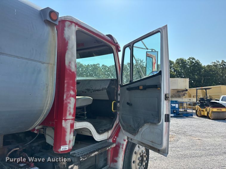 image for item FG0548 1996 Freightliner Cascadia water truck