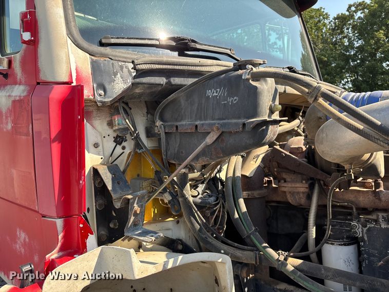 image for item FG0548 1996 Freightliner Cascadia water truck