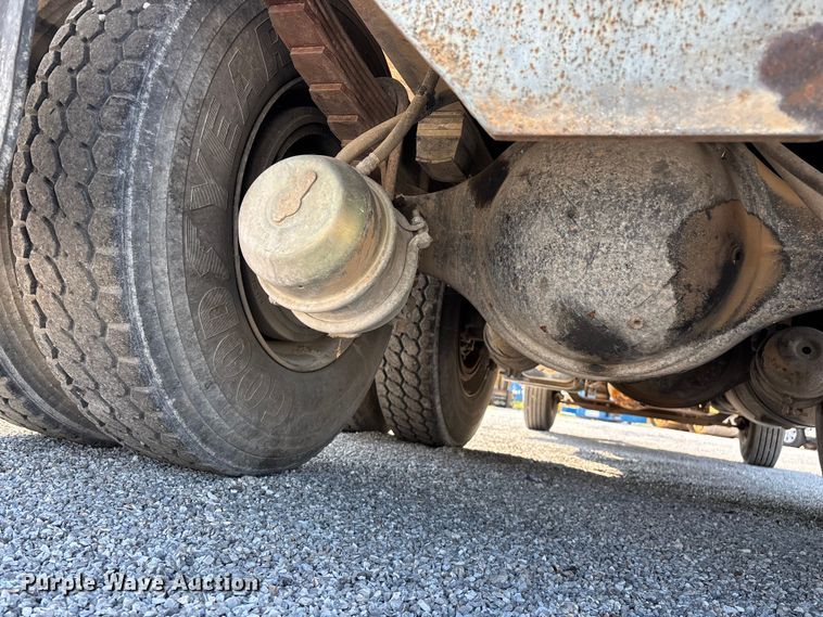 image for item FG0548 1996 Freightliner Cascadia water truck