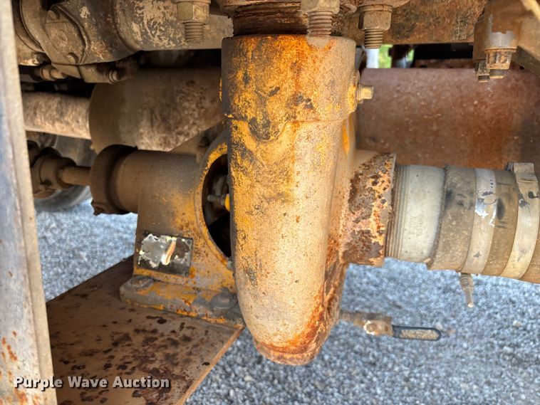 image for item FG0548 1996 Freightliner Cascadia water truck