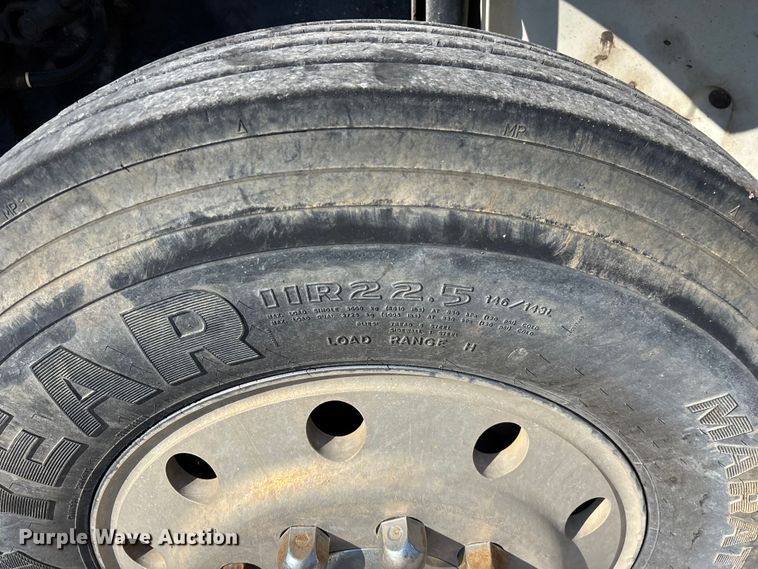 image for item FG0548 1996 Freightliner Cascadia water truck