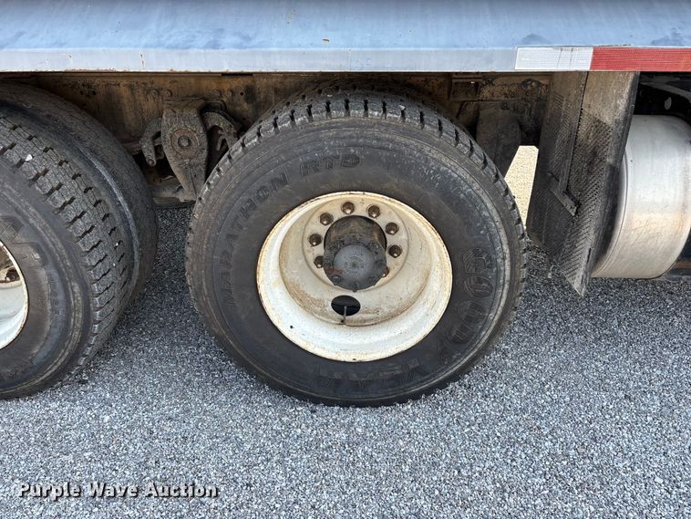 image for item FG0548 1996 Freightliner Cascadia water truck