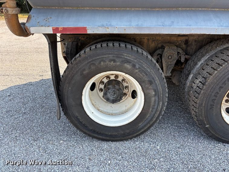 image for item FG0548 1996 Freightliner Cascadia water truck