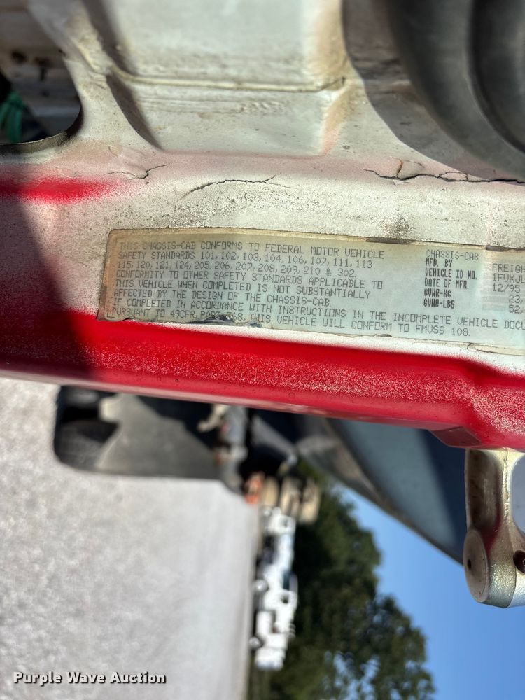 image for item FG0548 1996 Freightliner Cascadia water truck