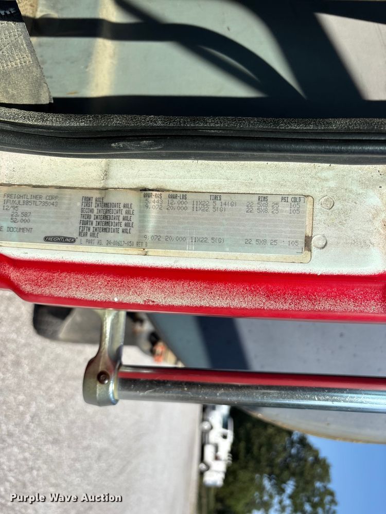 image for item FG0548 1996 Freightliner Cascadia water truck