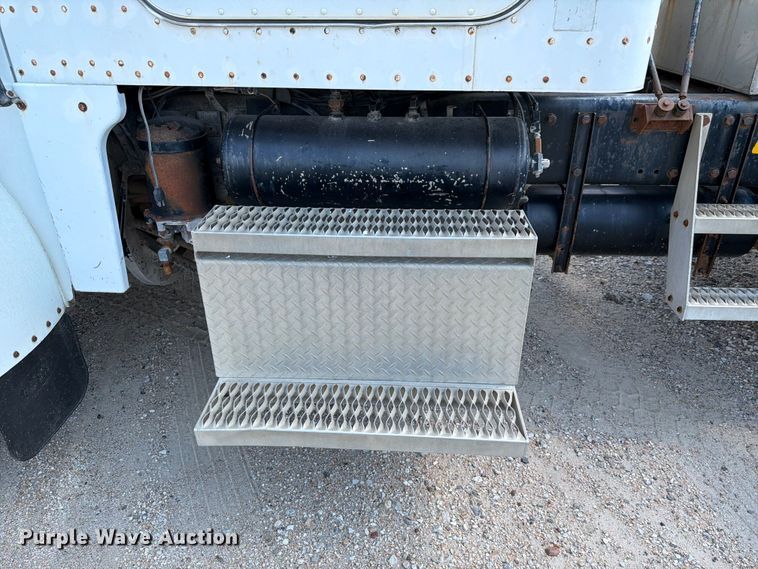 image for item FH6179 1993 Peterbilt 357 semi truck