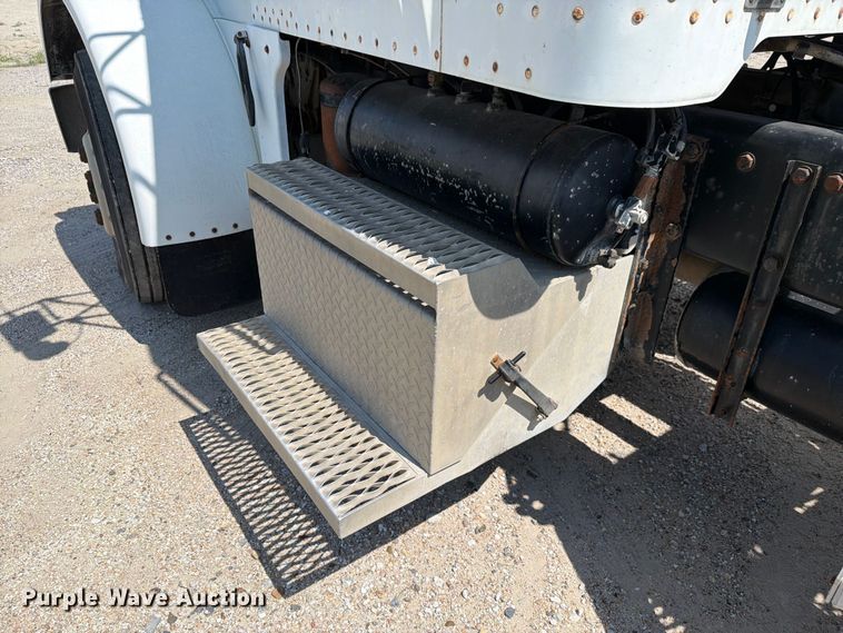 image for item FH6179 1993 Peterbilt 357 semi truck