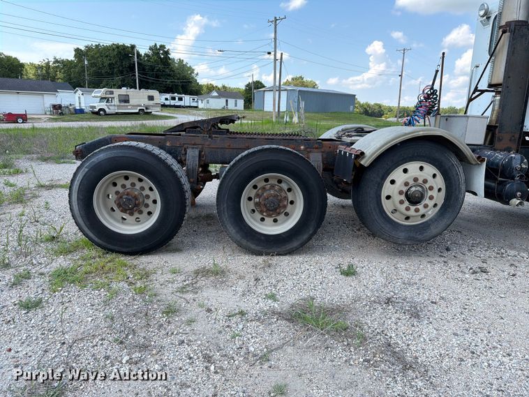 image for item FH6179 1993 Peterbilt 357 semi truck