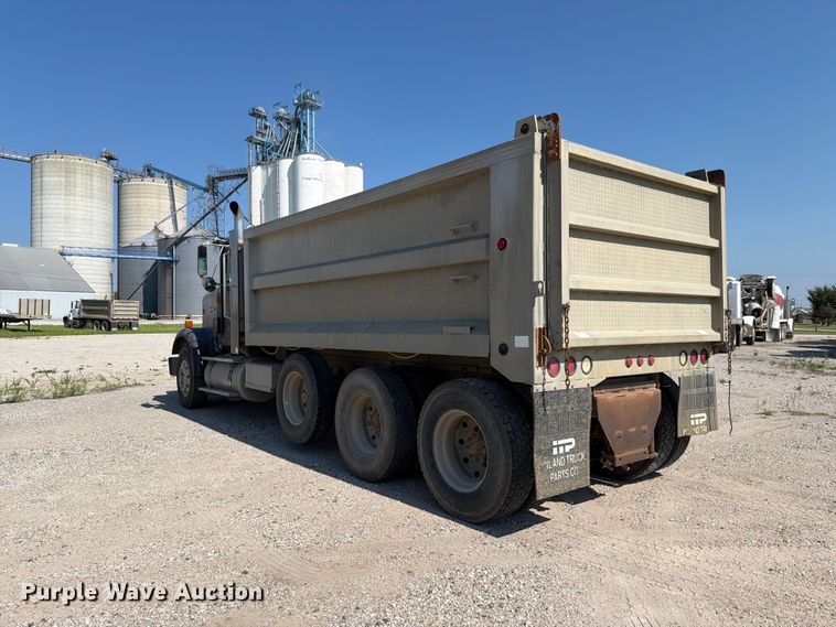 image for item FH6252 1995 International F-9370 dump truck
