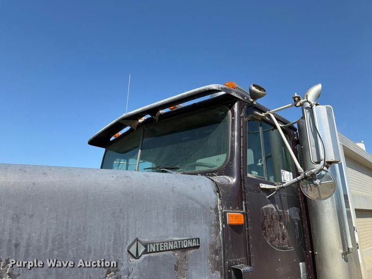 image for item FH6252 1995 International F-9370 dump truck