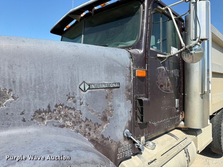image for item FH6252 1995 International F-9370 dump truck