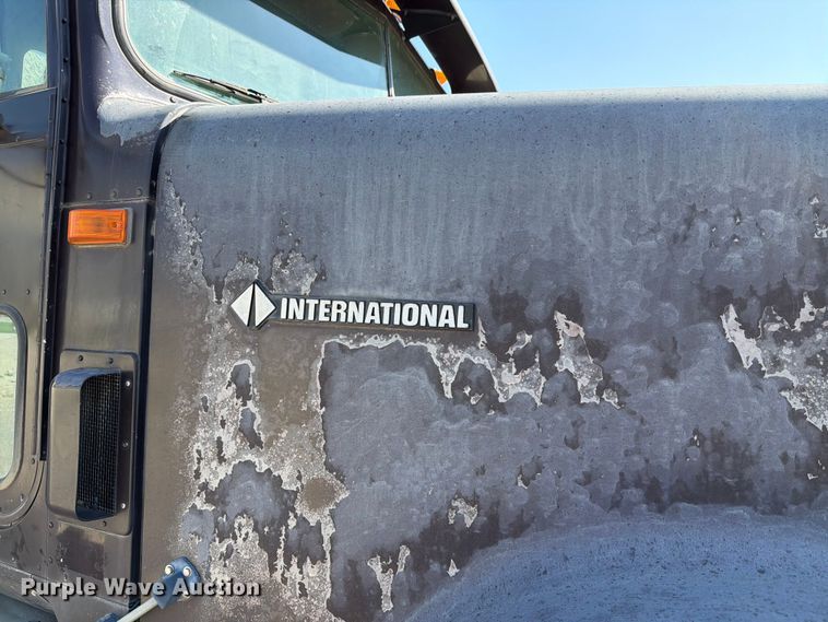 image for item FH6252 1995 International F-9370 dump truck