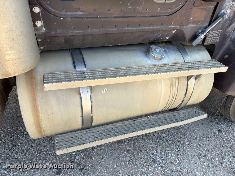 image for item FH6252 1995 International F-9370 dump truck