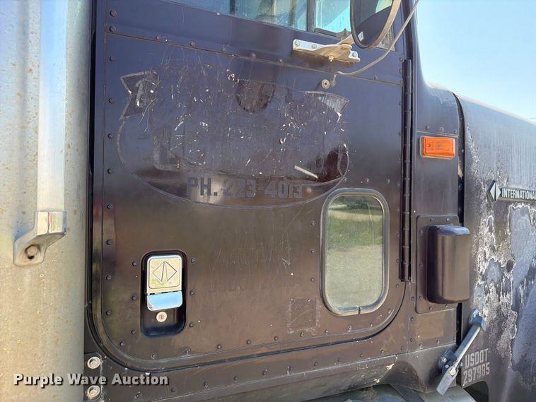 image for item FH6252 1995 International F-9370 dump truck