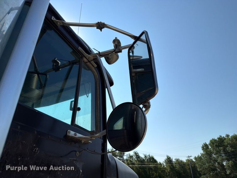 image for item FH6252 1995 International F-9370 dump truck