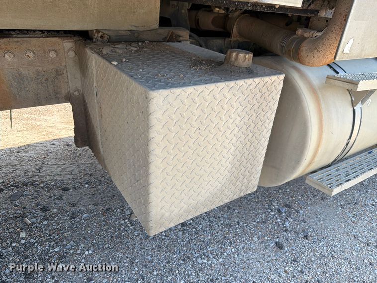 image for item FH6252 1995 International F-9370 dump truck