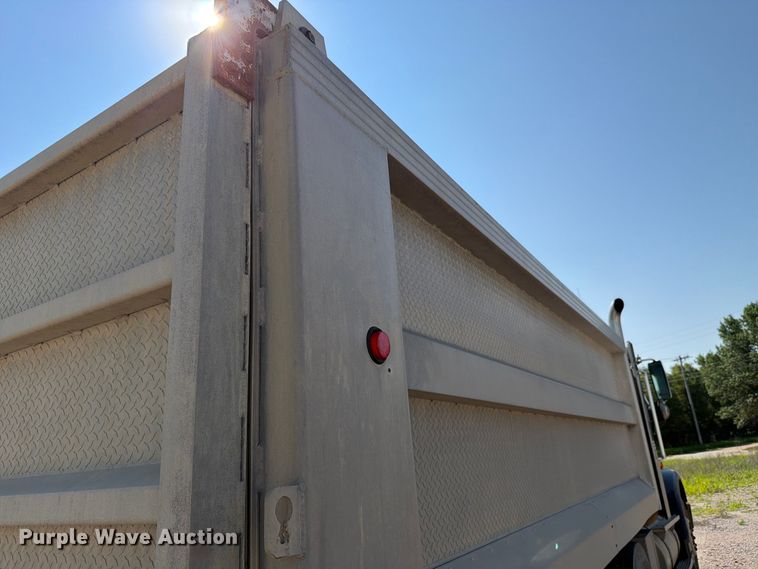 image for item FH6252 1995 International F-9370 dump truck