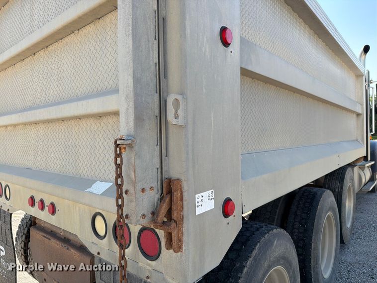 image for item FH6252 1995 International F-9370 dump truck