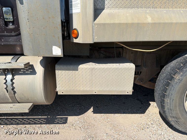 image for item FH6252 1995 International F-9370 dump truck