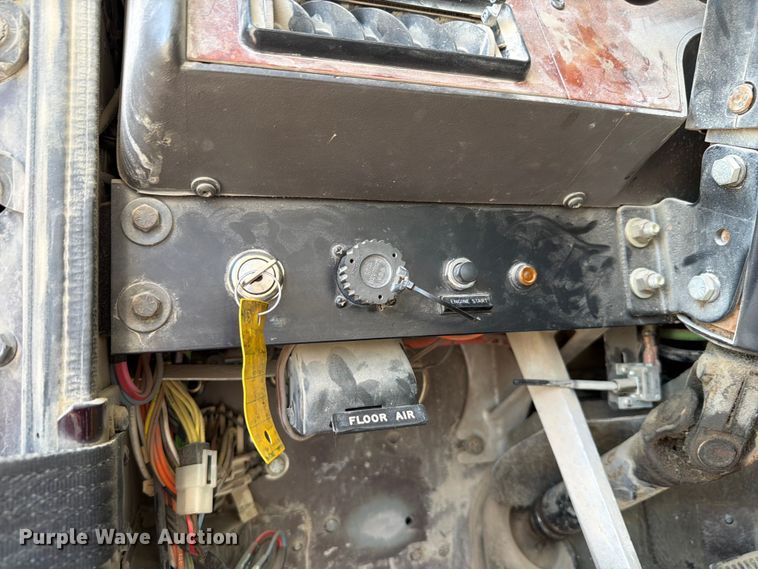 image for item FH6252 1995 International F-9370 dump truck