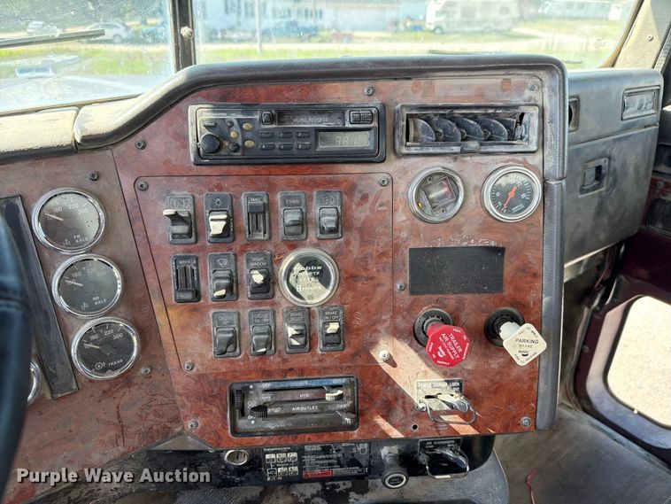image for item FH6252 1995 International F-9370 dump truck
