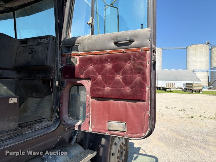 image for item FH6252 1995 International F-9370 dump truck