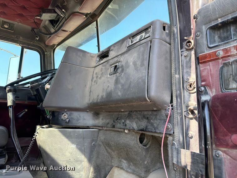image for item FH6252 1995 International F-9370 dump truck