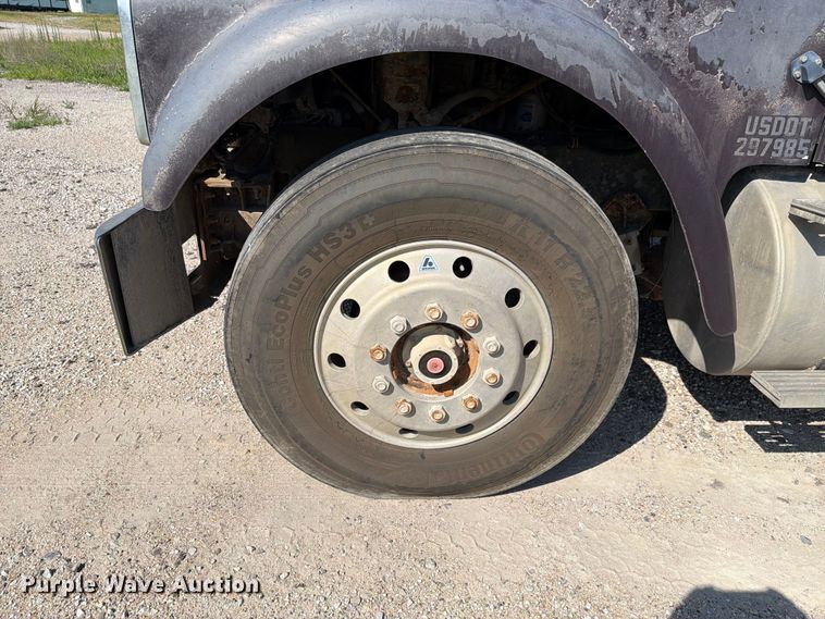 image for item FH6252 1995 International F-9370 dump truck