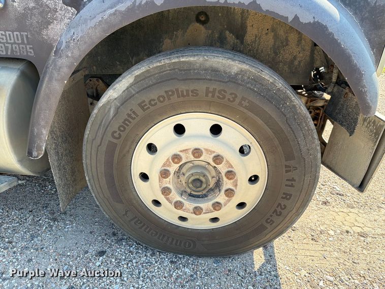 image for item FH6252 1995 International F-9370 dump truck
