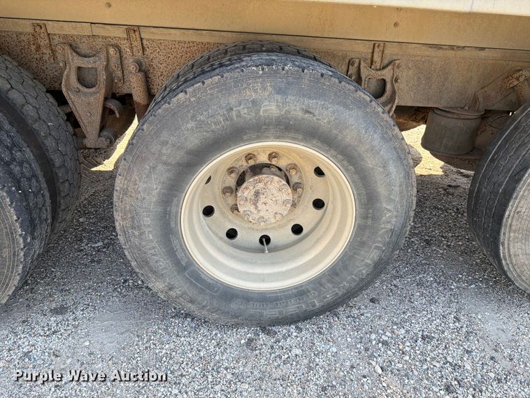 image for item FH6252 1995 International F-9370 dump truck