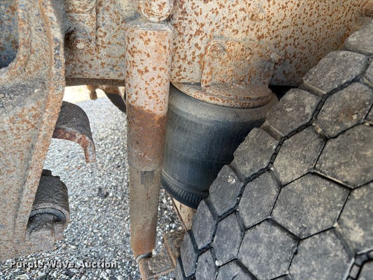 image for item FH6252 1995 International F-9370 dump truck