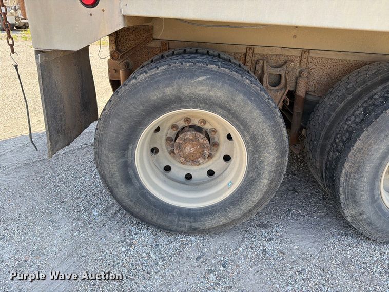 image for item FH6252 1995 International F-9370 dump truck