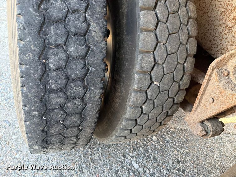 image for item FH6252 1995 International F-9370 dump truck