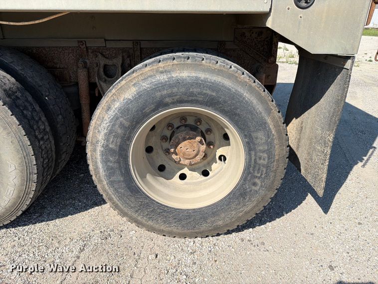 image for item FH6252 1995 International F-9370 dump truck