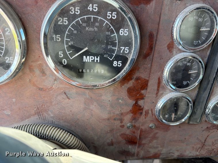 image for item FH6252 1995 International F-9370 dump truck