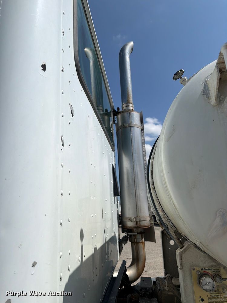 image for item FH6253 2007 International DF557 Paystar 5000 ready mix truck