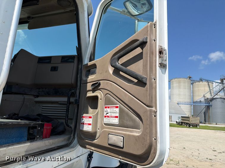image for item FH6253 2007 International DF557 Paystar 5000 ready mix truck